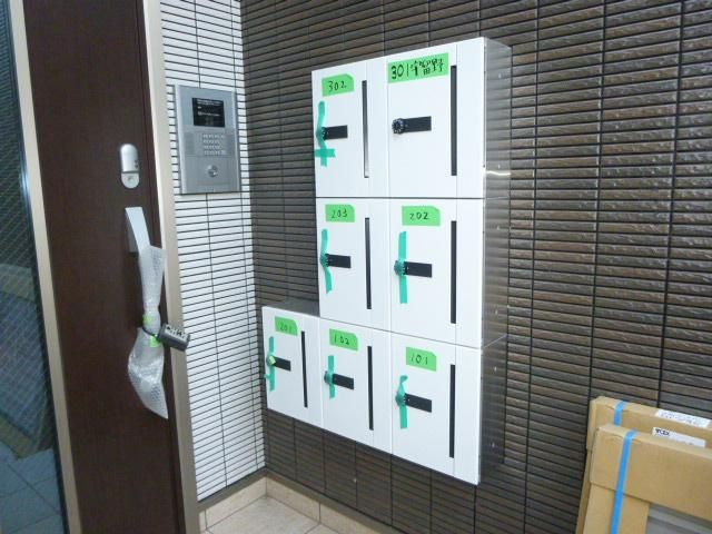 プラージュ桜丘のエントランス|【現況】改装中　宅配BOX