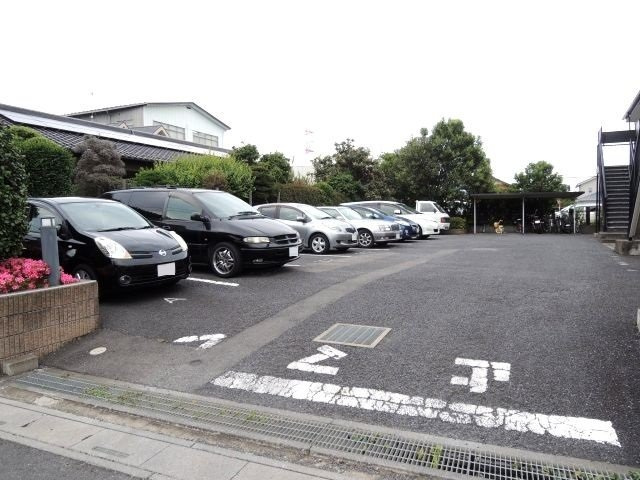 ラフォーレ花・弐番館の駐車場