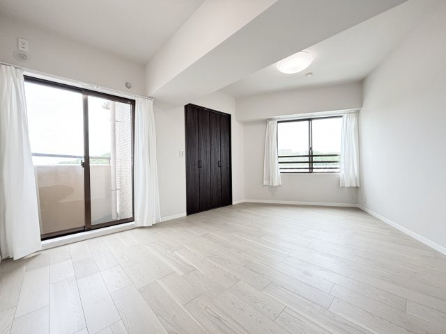 8.9帖洋室：寝室にピッタリな大きい居室です！二面採光で二方向の眺望がお楽しみいただけます！収納もウォークインタイプで広くとれています！