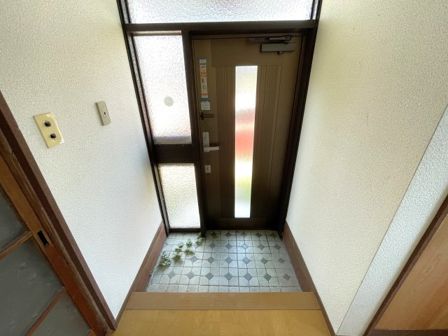 石野貸家の玄関