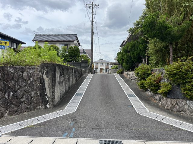 菰野町大羽根園 売土地の前面道路含む現地写真
