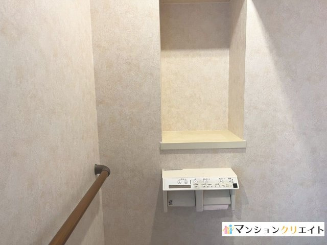 サーパス松本フェニックス通りのトイレ|トイレには手すりとニッチ付き