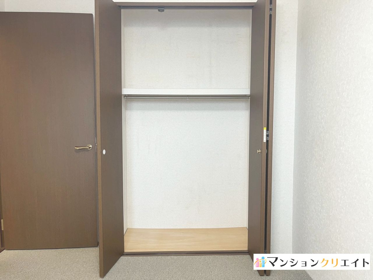 サーパス松本フェニックス通りの収納|洋室約5.8帖のクローゼット