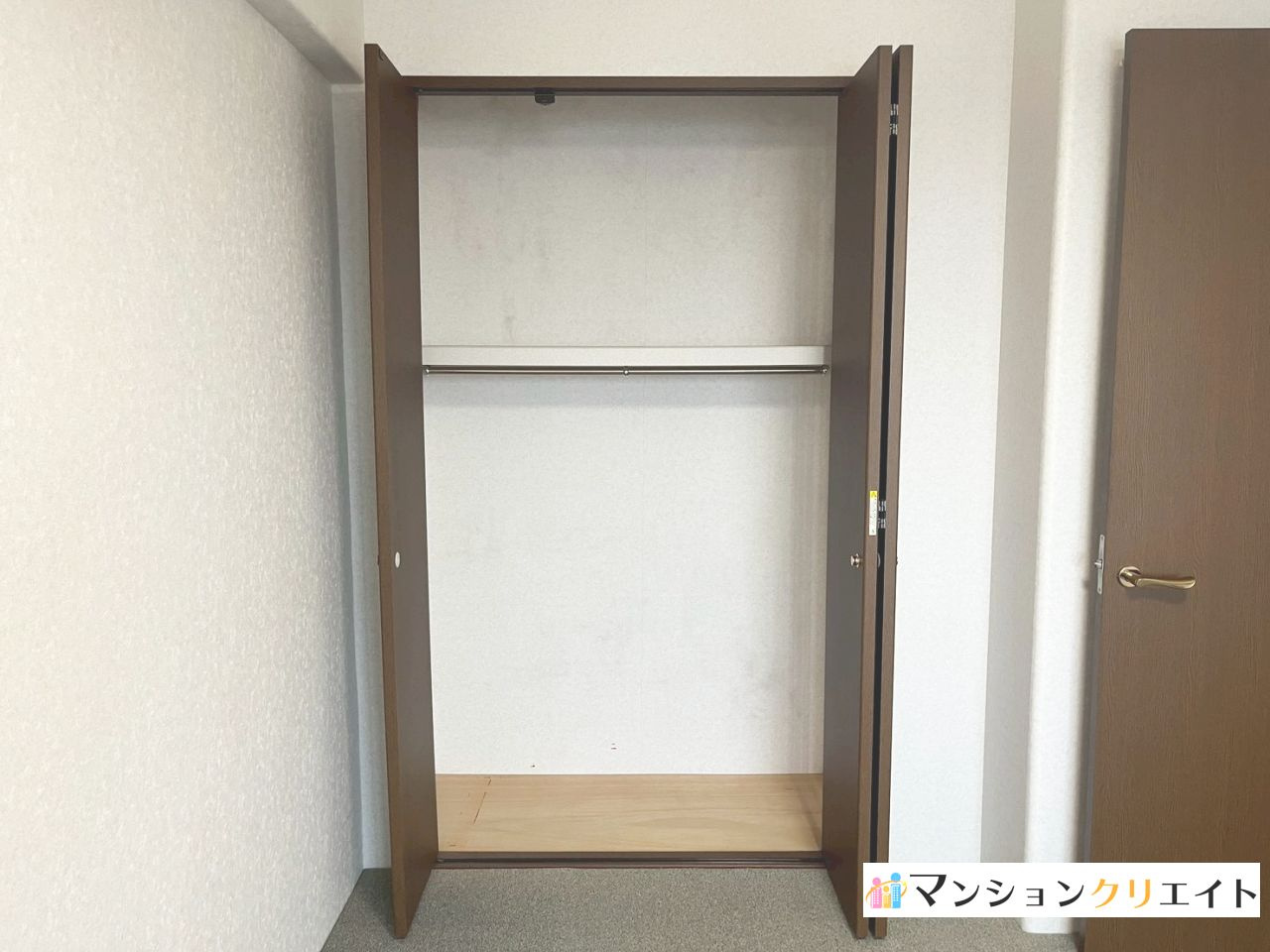 サーパス松本フェニックス通りの収納|洋室約6.8帖のクローゼット