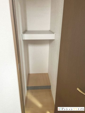 サーパス松本フェニックス通りの収納|リビング入り口の収納スペース