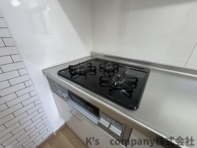 ◎茅ヶ崎市菱沼1丁目　中古戸建のキッチン|同時進行ができる3口コンロ♪