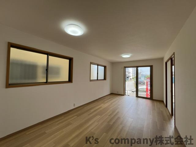 ◎茅ヶ崎市菱沼1丁目　中古戸建の居間・リビング|窓からの日差しが入り込み居心地のよいリビングルーム◇◇