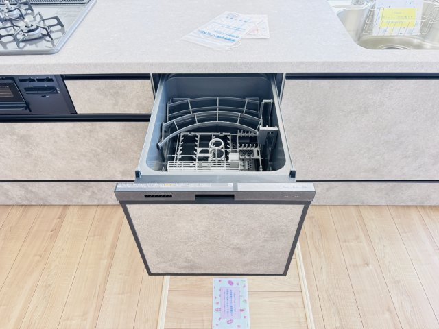 松戸市小山新築戸建【南部小学校:2分】のキッチン|家事の手間をグッと省けるビルトイン食洗器