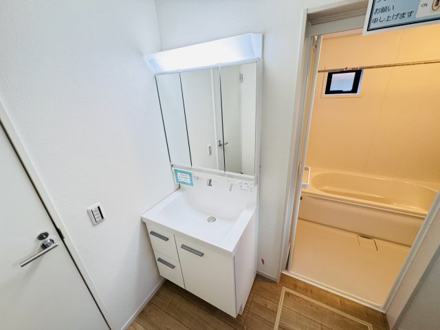 松戸市小山新築戸建【南部小学校:2分】の独立洗面台|シャワーヘッド付き三面鏡洗面化粧台