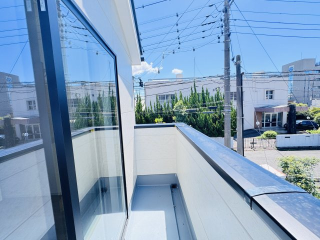 松戸市小山新築戸建【南部小学校:2分】のバルコニー|寝室前南向きバルコニー・日当たり良好♪