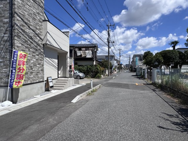 松戸市小山新築戸建【南部小学校:2分】の前面道路含む現地写真|東側前面道路・幅員7.3ｍ