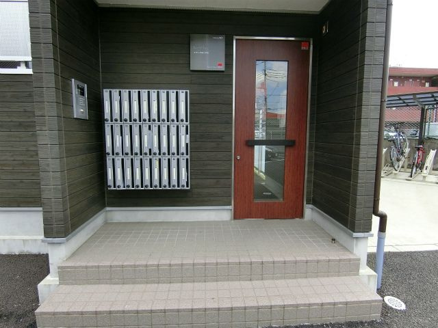 所沢市小手指町２丁目の賃貸マンションのエントランス