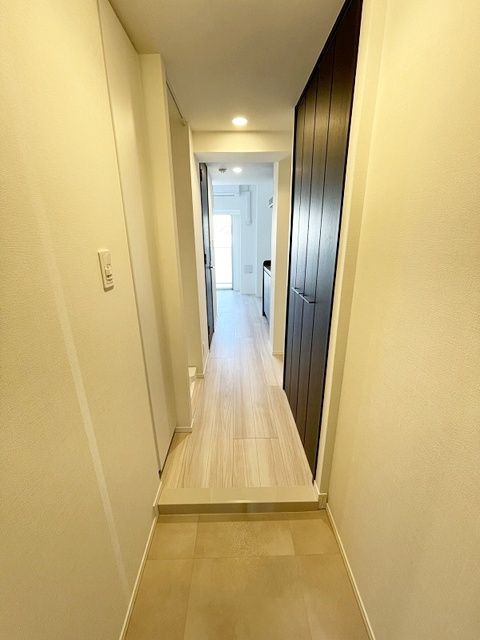 横浜市中区寿町１丁目の賃貸マンションの玄関