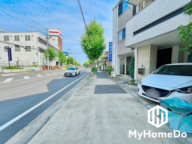 東区矢田2丁目の前面道路含む現地写真|玄関前に、安心の駐車スペースを
