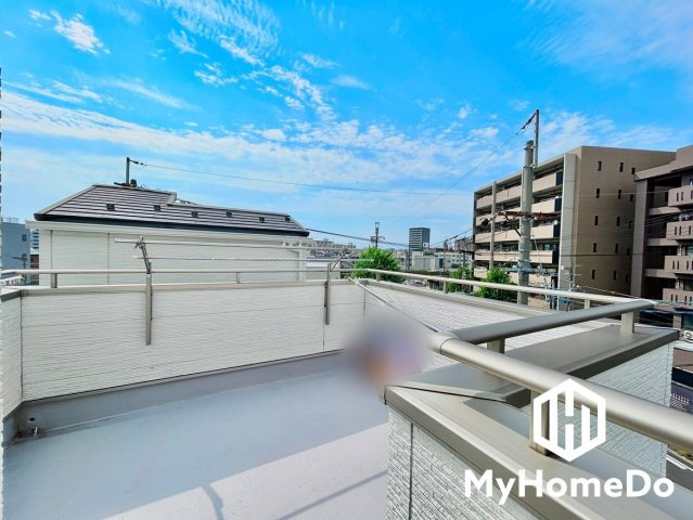 東区矢田2丁目のバルコニー|広々バルコニーで洗濯物もスッキリ！通風良好で洗濯物がよく乾き、毎日の家事がもっと楽に。