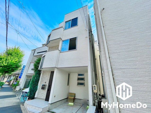 東区矢田2丁目の外観|白を基調とした明るい玄関で、毎日を爽やかにスタート！広々とした開放感と清潔感あふれる空間が、訪れる人々を温かく迎えます。