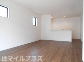 【居間・リビング】 | 郡山市横塚6丁目新築一戸建て1棟 | こちらの居間で趣味の時間をお楽しみください