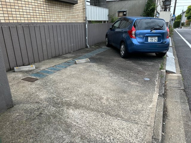 シャトレ上荻の駐車場