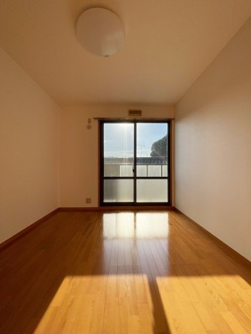 大野城市牛頸３丁目のアパートの居間・リビング|使いやすい居間です