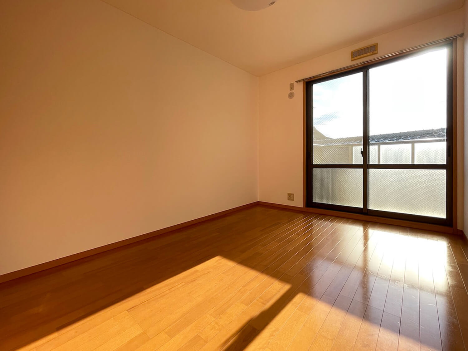 大野城市牛頸３丁目のアパートの居間・リビング|こちらの居間で趣味の時間をお楽しみください