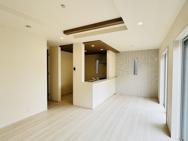 八王子市　石川町　新築一戸建ての居間・リビング|～16.0帖の明るいLDKで、家族団欒の時間をお過ごしいただけます～