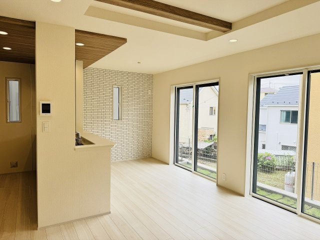 八王子市　石川町　新築一戸建ての居間・リビング|～16.0帖の明るいLDKで、家族団欒の時間をお過ごしいただけます～