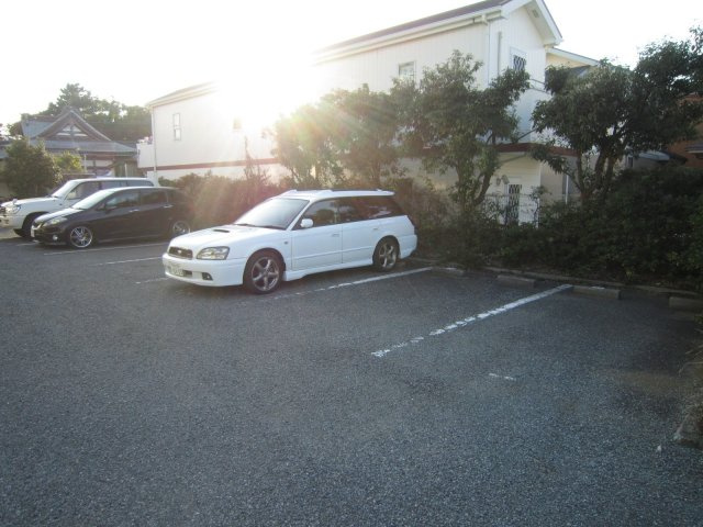 クレール湘南の駐車場