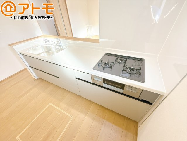 【キッチン】 | 焼津市大村3丁目　新築戸建　B号棟 | つなぎ目の少ないシステムキッチンは、隙間に溜まる汚れも少なく、サッと拭けてお掃除の手間も軽減♪