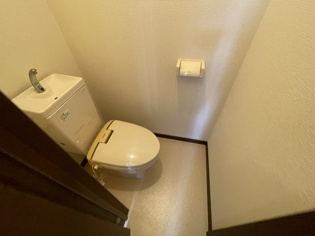 温水洗浄便座付きのトイレです♪