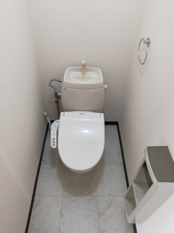 温水洗浄便座付きのトイレです♪