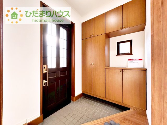 【玄関】 | つくば市東光台2丁目　中古戸建　 | 丁度良い靴箱のサイズ♪これだけあれば家族全員の靴がしまえてスッキリ(^O^)