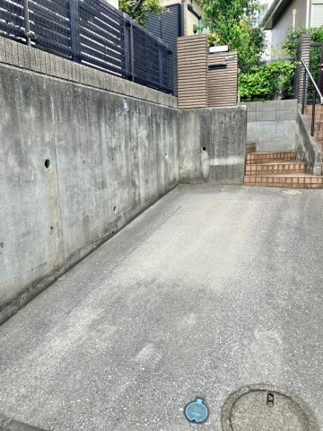 東寺尾戸建の駐車場