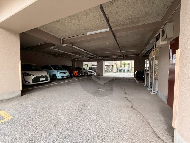 ソレイユ俊徳道の駐車場