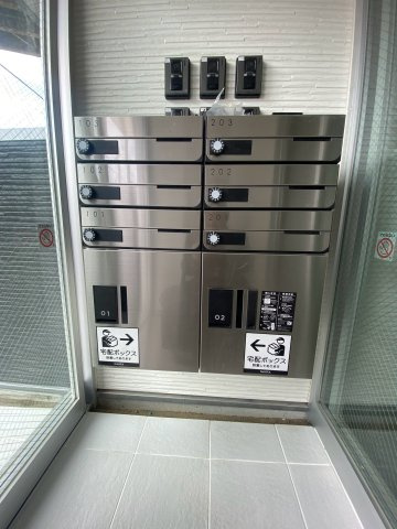 グラン六ツ川のその他共用部分|ポストの下には便利な宅配BOX
