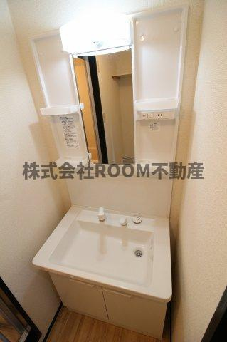プリンセスマンションの独立洗面台|独立洗面台、小物を置くことができて便利です
