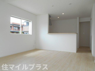 【居間・リビング】 | 郡山市菜根3丁目新築一戸建て7棟 | ゆったり過ごせるリビングです