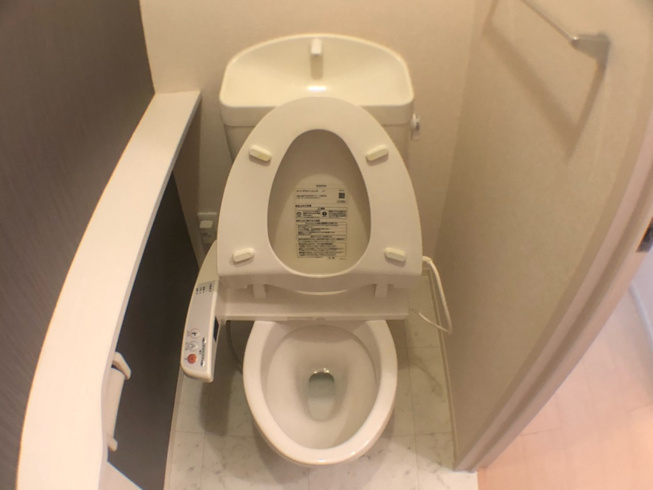 温水洗浄便座付きのトイレです♪