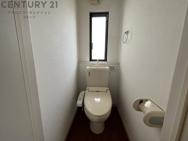 温水洗浄便座付きのトイレです♪