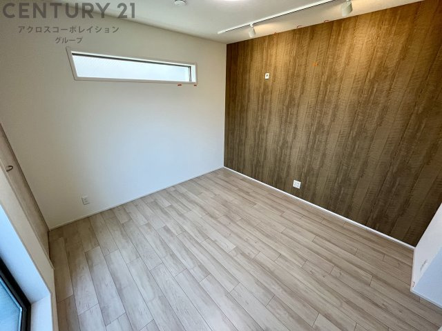 エアコン・照明付きの6.9帖の洋室です♪