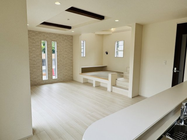 八王子市　石川町　新築一戸建ての居間・リビング|～22.0帖の明るいLDKで、家族団欒の時間をお過ごしいただけます～