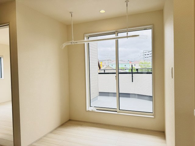 八王子市　石川町　新築一戸建ての内装|～2階ホールからもバルコニーへ出入り可能　室内物干し金具も付いています～