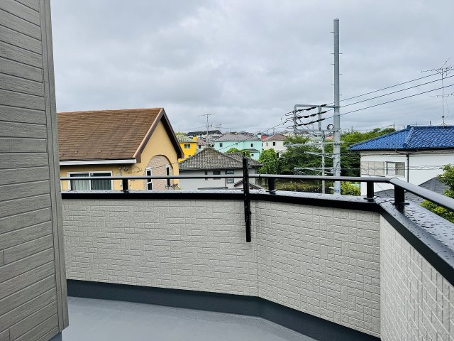 八王子市　石川町　新築一戸建てのバルコニー|～陽当たりの良いバルコニー　ゆとりある広さで洗濯物や布団などたくさん干せそうです～