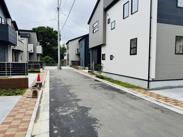 八王子市　石川町　新築一戸建ての前面道路含む現地写真|～南・西・北側の三方角地につき陽当たり・風通しも良好す～