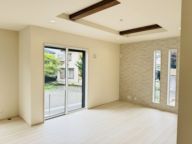 八王子市　石川町　新築一戸建ての居間・リビング|～22.0帖の明るいLDKで、家族団欒の時間をお過ごしいただけます～