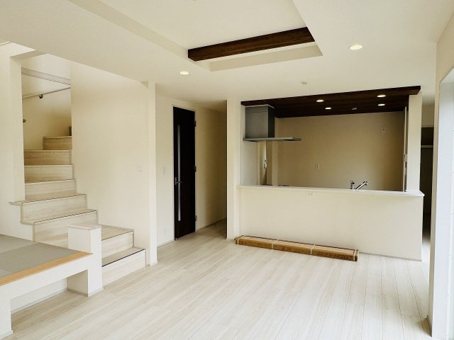 八王子市　石川町　新築一戸建ての居間・リビング|～22.0帖の明るいLDKで、家族団欒の時間をお過ごしいただけます～