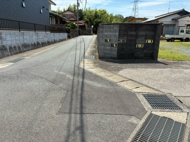 【前面道路含む現地写真】