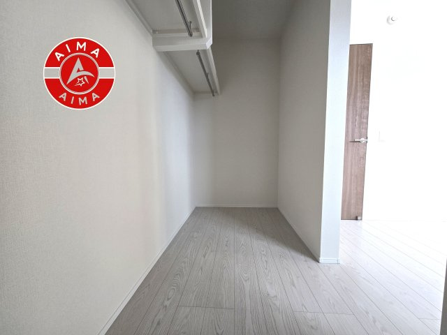 福津市津屋崎7丁目第6-3棟（1号棟）の収納|洋服や大きな荷物が多い方や人数の多いご家族などは、一般的なクローゼットよりもウォークインクローゼットのほうが使い勝手が良いです。