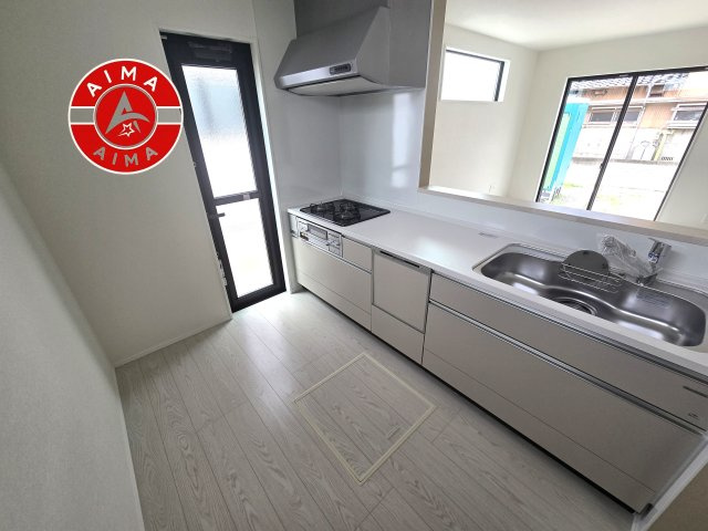 福津市津屋崎7丁目第6-3棟（1号棟）のキッチン|ダイニングテーブルへの配膳がラクラク、お料理はかどるカウンター付きシステムキッチン！