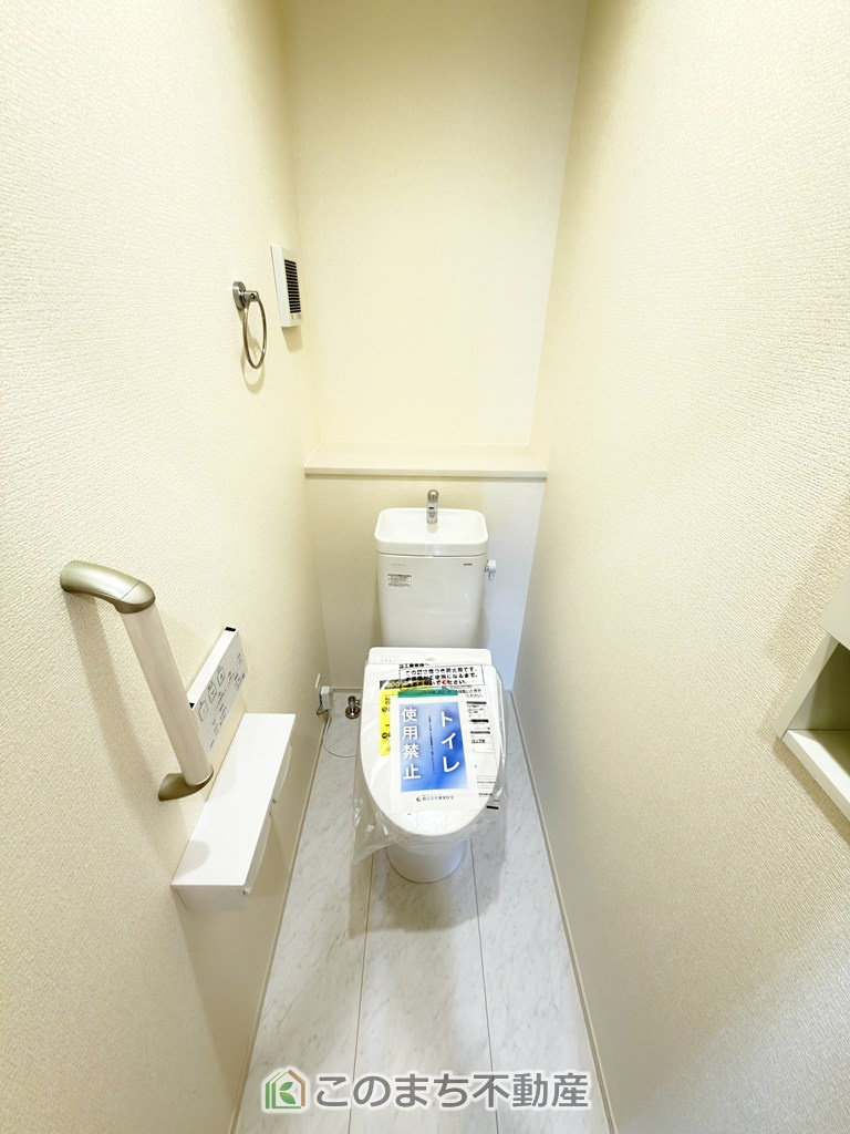ブルーミングガーデン宇都宮市平松3丁目のトイレ|小窓から換気ができて清潔なトイレスペース☆
