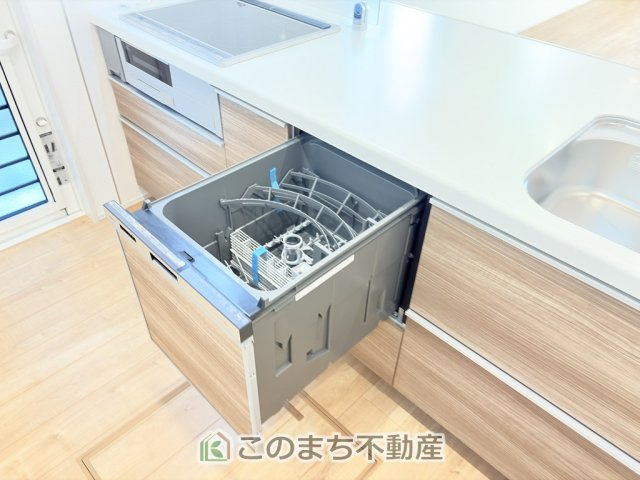 ブルーミングガーデン宇都宮市平松3丁目の設備|あったらいいなの代表的な設備である食洗機。ビルトイン型なので、おさまりもよく、使い勝手も良好です。料理をするのは好きだけど、後片付けは苦手な方に重宝します。洗う手間がないので、時間を有効に使えますね。